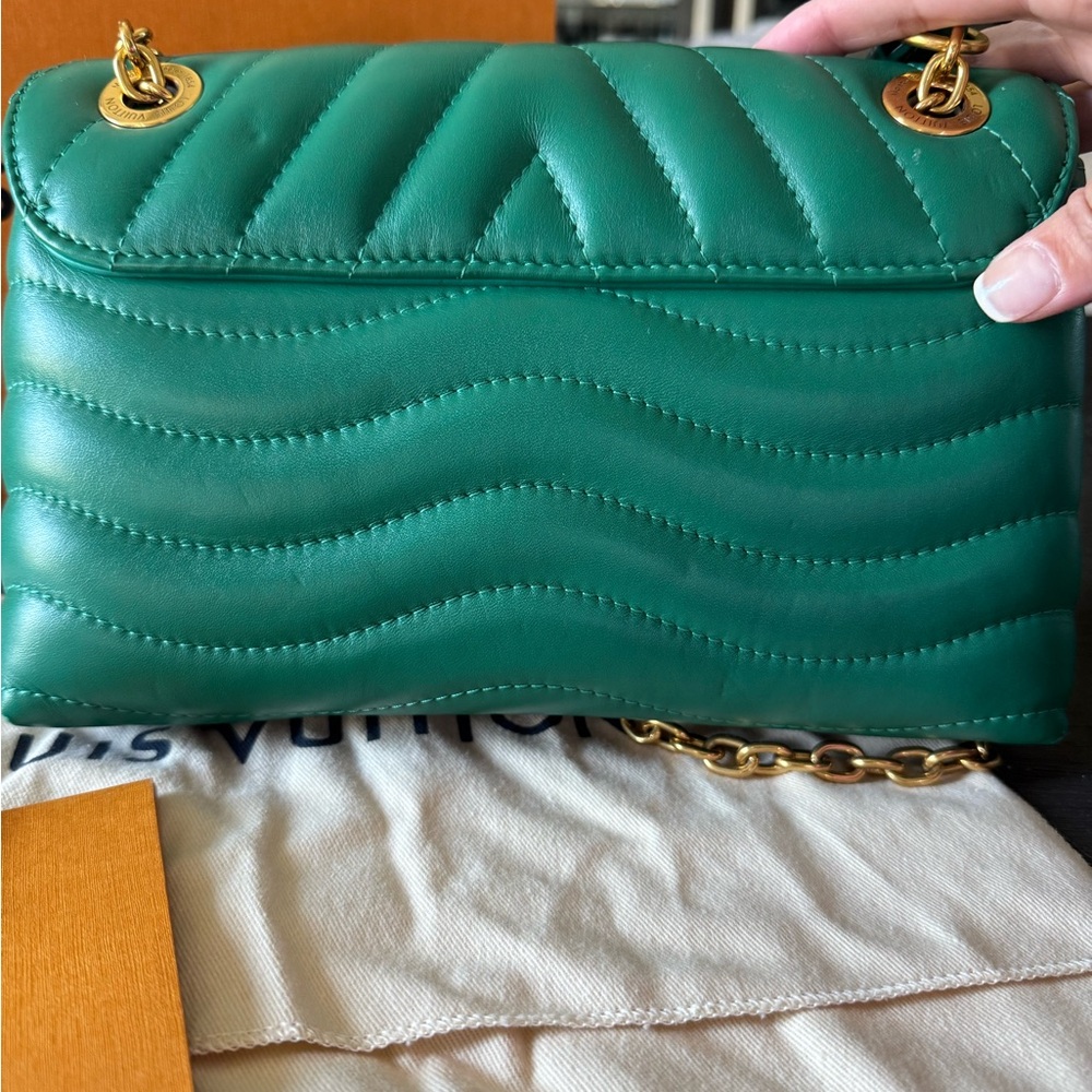Louis Vuitton Green Calfskin New Wave Chain Bag MM in NM Emerald - Picture 6 of 10